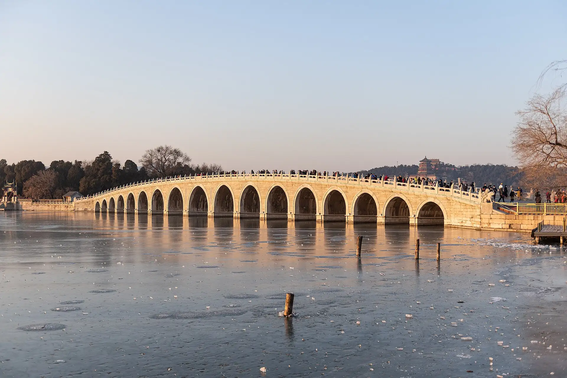 Siebzehn-Bogen-Brücke über den Kunming-See im Abendlicht